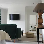 Chateau Boussas Bed & Breakfast